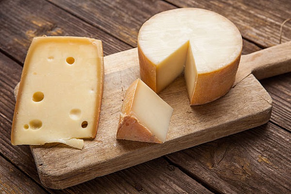 Gruyère, một loại phô mai cứng của Thụy Sĩ,